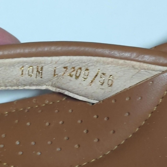 Clarks Thong Sandals Women's 10M Camel Brown Italian Leather Shoes - Picture 4 of 7
